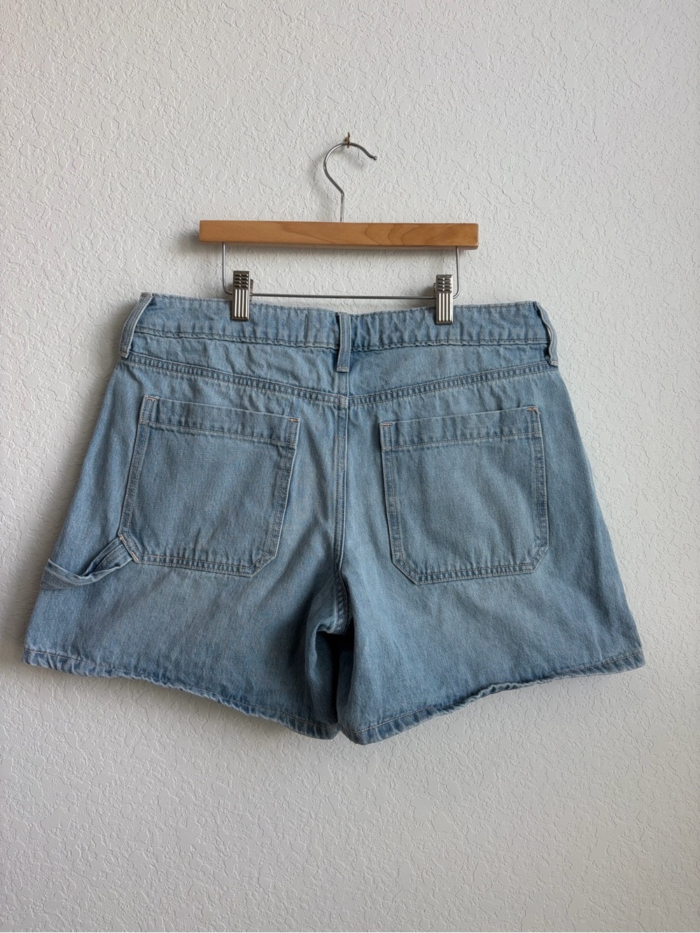 Hollister 8 Low Rise Light Wash Denim Jean Shorts - Picture 3 of 4